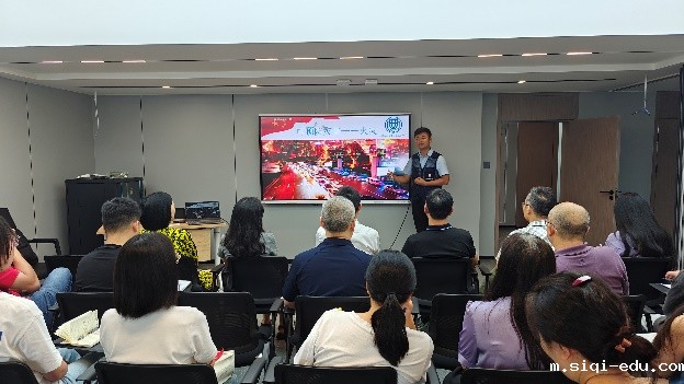 一群人在房间里
描述已自动生成