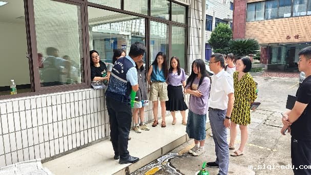 一群人站在建筑外面
描述已自动生成